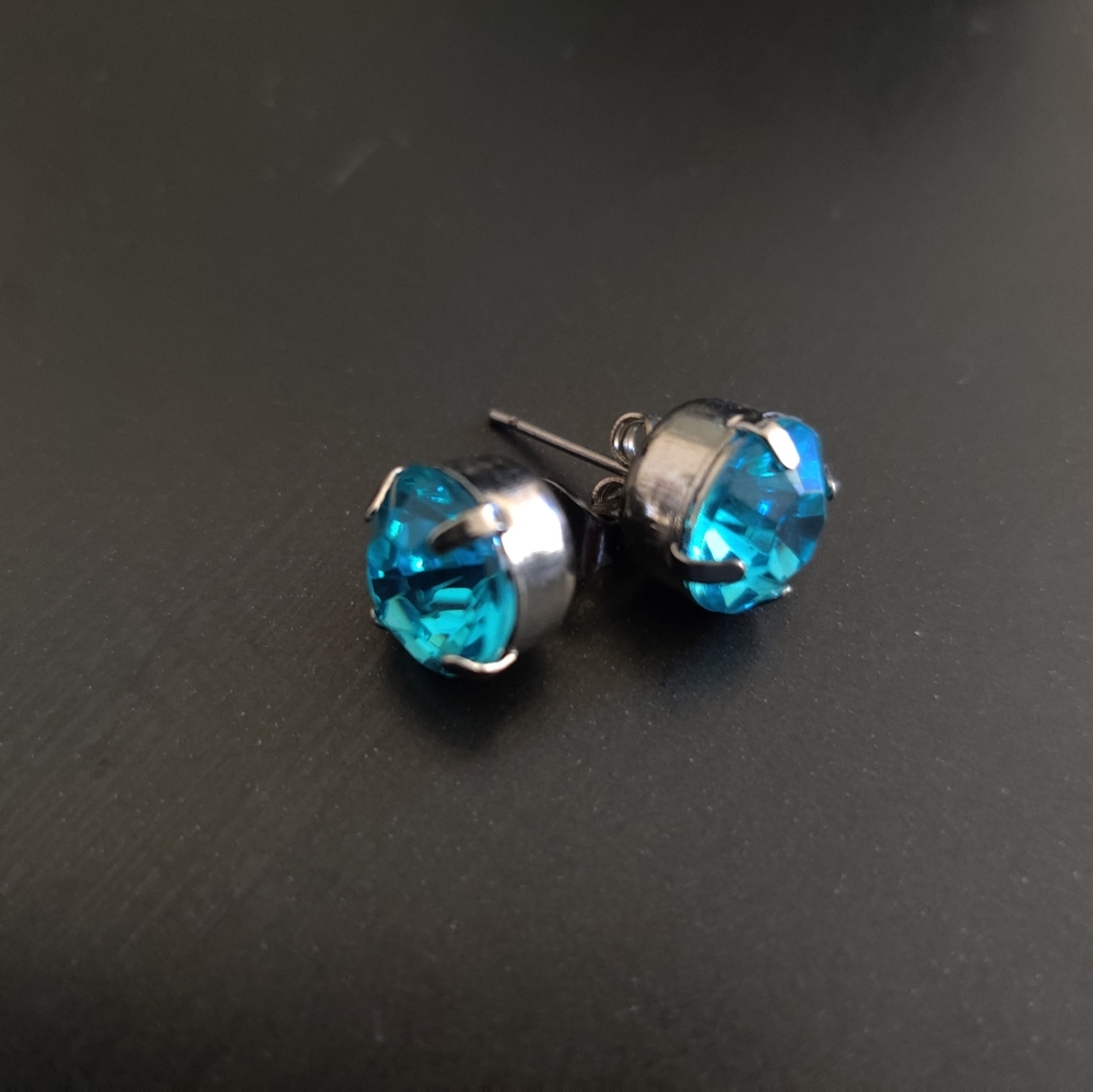 Earings - Picture 2 of 4